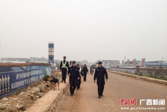 图为民警在南宁机场新航站区巡逻。