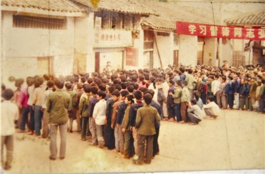 上世纪80年代，“峙浪电影院”门外，学生与乡民等待入场的热闹景象(南国早报记者康安翻拍)