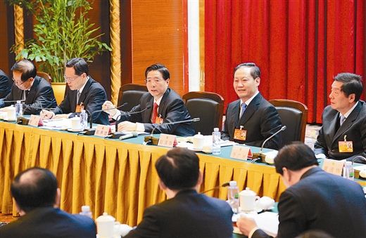3月5日下午，广西代表团举行全体会议，审议李克强总理在十二届全国人大二次会议开幕会上所作的政府工作报告。