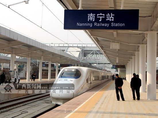 停靠在南宁火车站高铁站台的动车组列车。广西新闻网记者 杨郑宝 摄