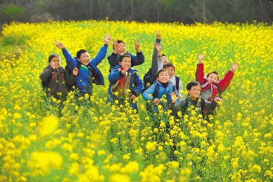 广西：小学生们在油菜花花海中露出笑容(图)