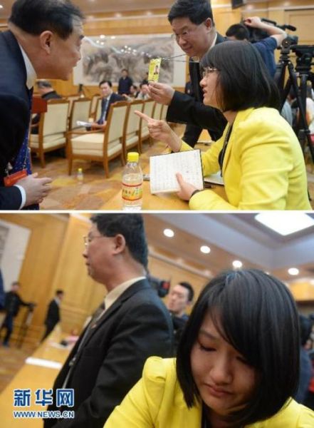 上图：这是记者右向工作人员争取最后的提问机会；下图：会议结束后，记者流下泪水。新华社记者杨青摄