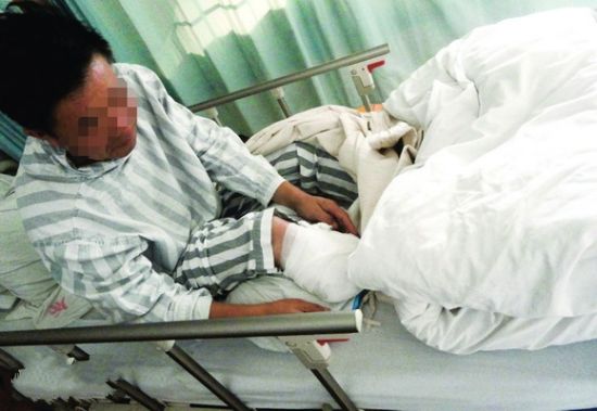 右腿截肢的杨先生在病床上。