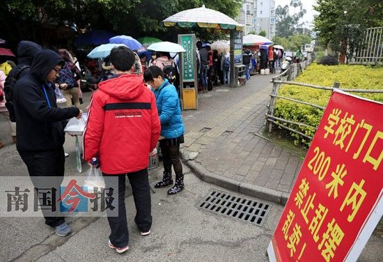 虽然门口就立着严禁摆卖的标示牌，但是柳高北门附近却满是小摊小贩。 