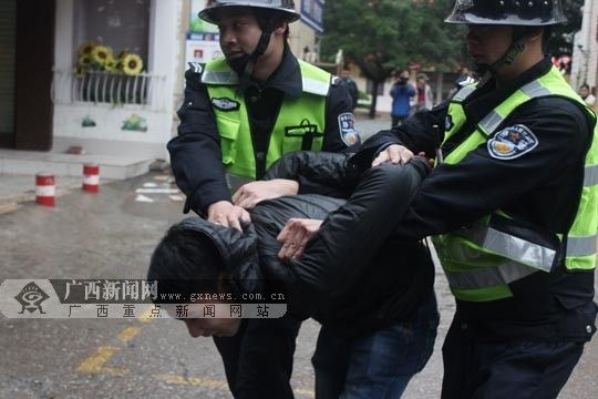 巡警将“歹徒”制服。广西新闻网实习生 彭奕森 摄