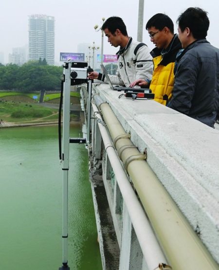 区交通规划勘察设计研究院的几名工程师，在邕江桥上中部用特希达专业检测仪为整桥检测。南国早报记者 唐辉吉 摄
