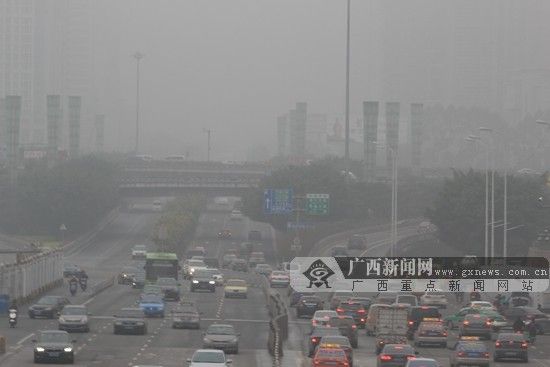 3月12日14时，南宁市区仍是大雾弥漫。广西新闻网 实习生 彭奕森 摄