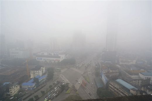 3月12日，邕城笼罩在白色的雾气之中，图为浓雾中的七岔路口。 生活报记者 徐天保 摄