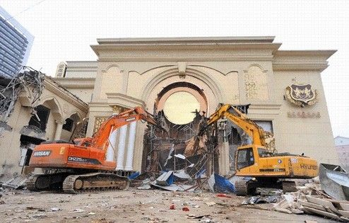 破拆设备在广西柳州市跃进路拆除“威尼斯国际会所”。新华社 发