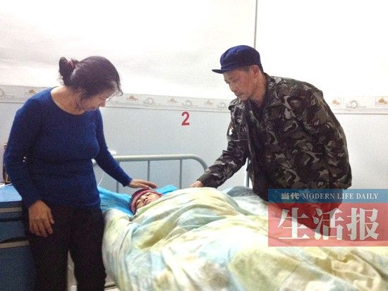 王云健夫妇在精心护理女儿。