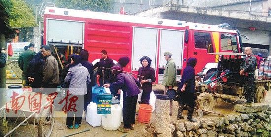 当地政府组织消防车送水进村。