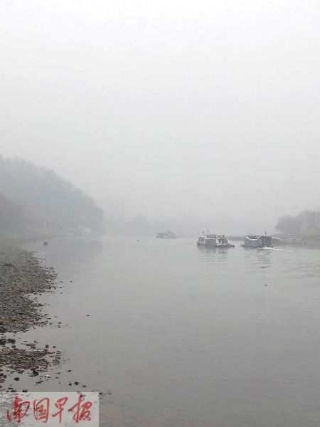 游船穿梭在烟雨漓江上，远处象鼻山若隐若现。 记者 唐晓燕 摄