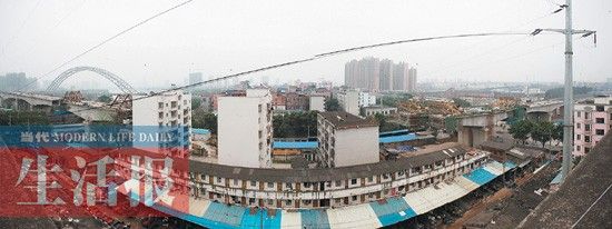 这3栋未拆迁的楼房，让云桂高铁在此“断头”。