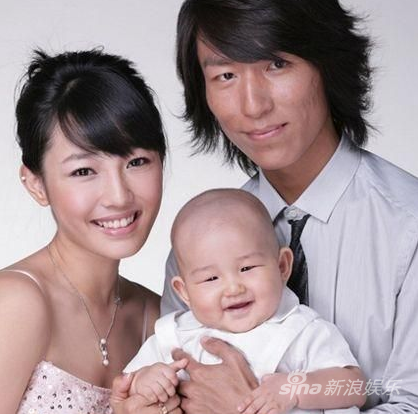 白百何和陈羽凡抱着宝宝