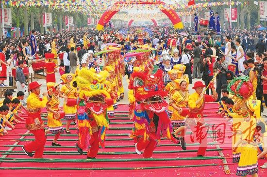 图为往年武鸣“三月三”歌圩上进行的千人竹竿舞大赛。武鸣县委宣传部供图