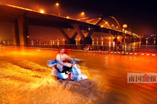 图为3月31日晚11时广雅大桥下的“水景”。记者颜篁 摄