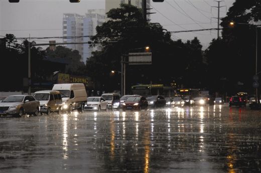 4月2日上午10时许，南宁市天空突然变暗并下起了雨，宛如白天变成了黑夜，过往的车辆都开起车灯行驶。生活报记者 徐天保 摄