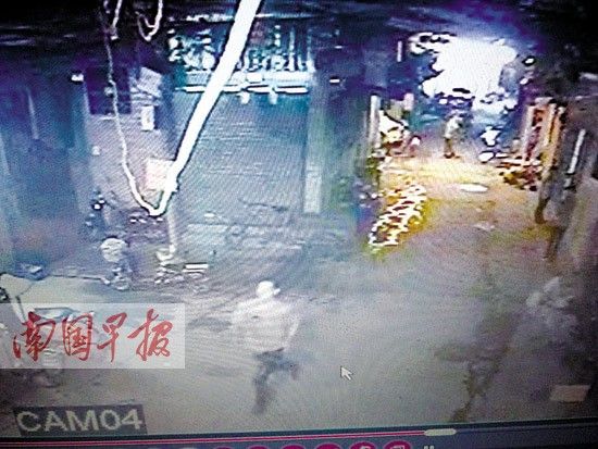监控录像显示灰衣男子逃跑时的情景。记者 王艳群摄 