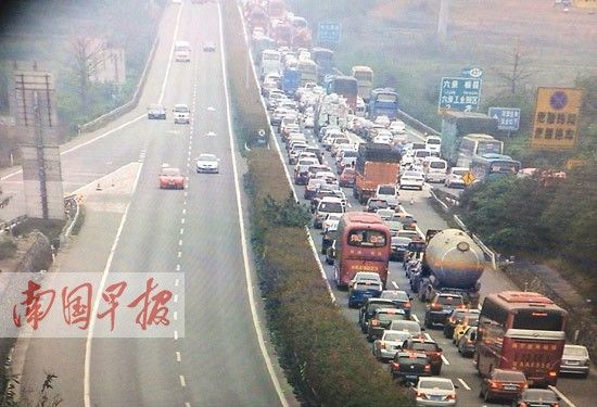 7日，柳南高速六景段，堵得一塌糊涂。 高速监控视频截图