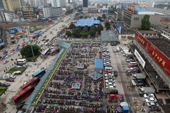 南宁火车站停放差不多近万辆电动自行车。