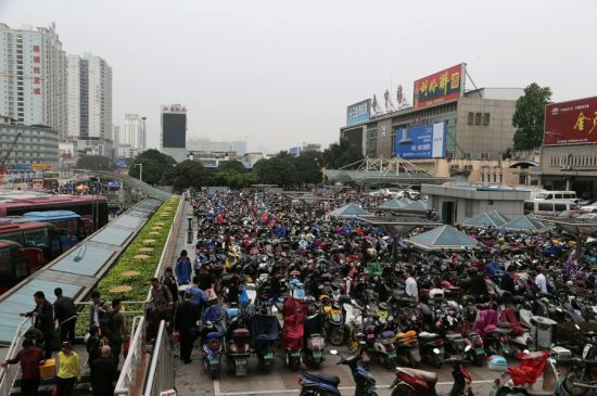南宁火车站停放差不多近万辆电动自行车。