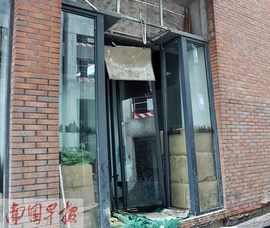 两扇玻璃门被爆炸冲击波掀倒。记者 苑长军摄