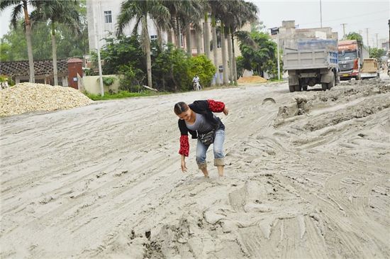 过道上的烂泥足有十几厘米深。图片来源：南国早报