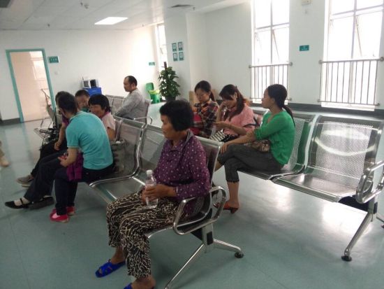 4月15日下午，南宁市第一人民医院住院部8楼受伤者家属在等待。来源：新浪广西
