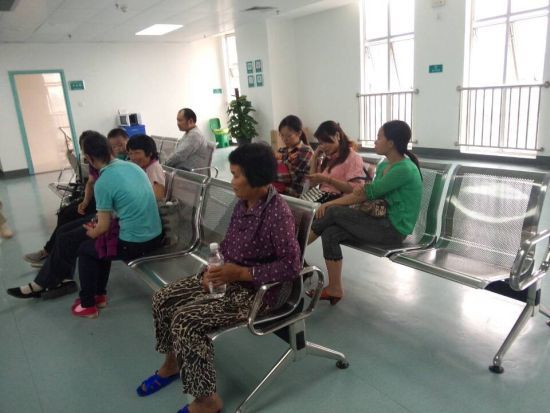 4月15日下午，南宁市第一人民医院受伤者家属在等待。来源：新浪广西
