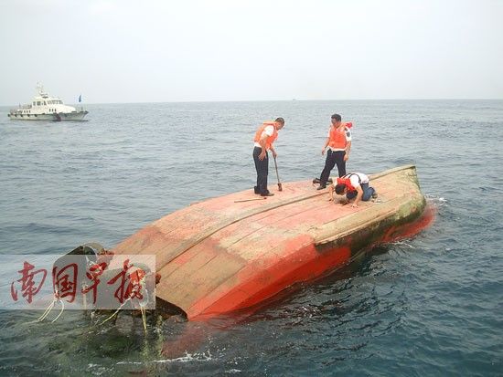 钦州渔船翻船兄弟俩海上遇险，当地渔政部门组织搜救。图片来源：南国早报