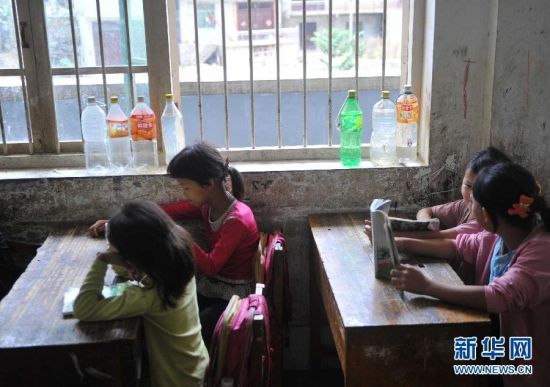 广西凌云县山区学生带水上学。