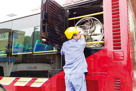 液化天然气公交车尾部藏着一个300多升的大气罐。南国早报记者 张孟君 摄