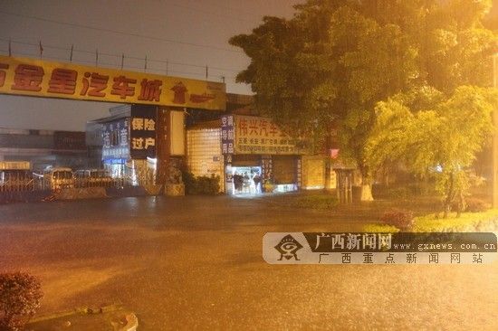 柳州降下暴雨，部分路段积水严重。图片来源：广西新闻网