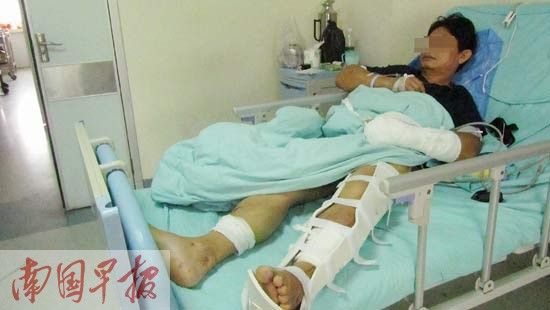 民工陈某身受重伤，躺在医院病床。记者 谢奎 摄