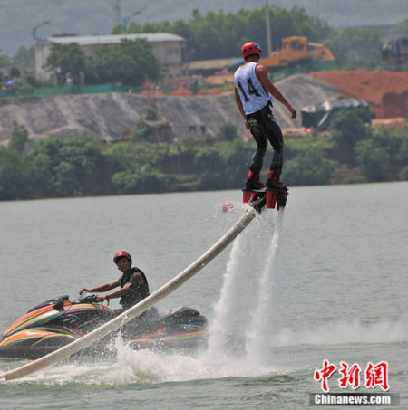 5月1日，中国摩托艇联赛第一站在柳州点燃战火。姜贞宇 摄