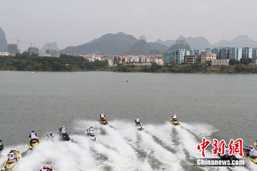 5月1日，中国摩托艇联赛第一站在柳州点燃战火。姜贞宇 摄