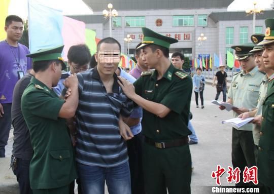 图为中国警方在广西东兴口岸将嫌犯移交给越南警方。 黄卓 摄