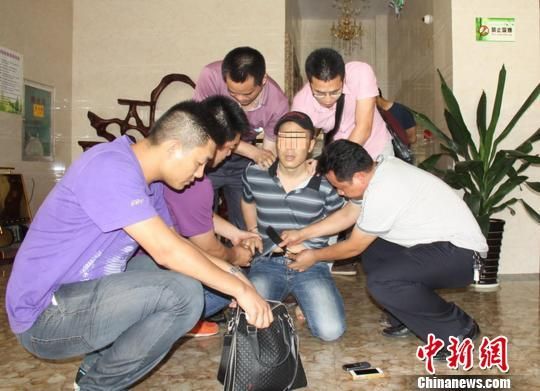 图为被越南警方通缉的嫌犯在东兴一家酒店内被中国警方抓获。 黄卓 摄