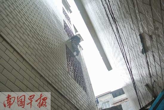 男子凌晨挂在三楼防盗网外。