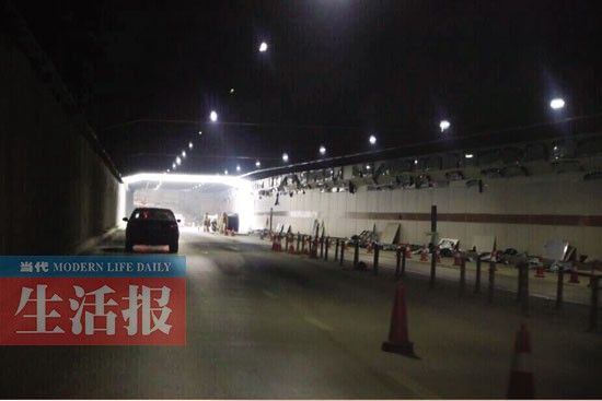 4月初，仍在施工中的南湖隧道，没有更换新灯具的路段光线昏暗。