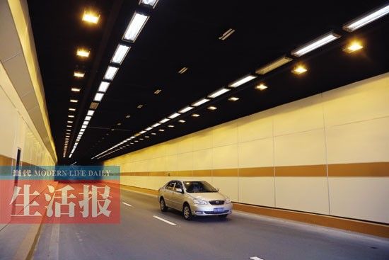 完工后的隧道，天面更换了新材料，可有效降低天面反光对行车造成的影响。