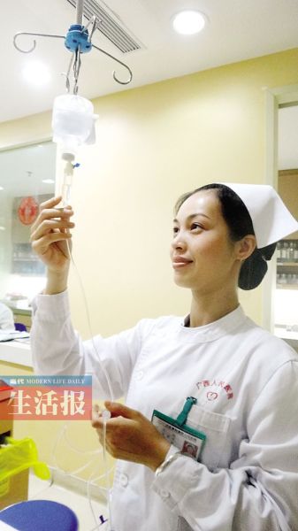 区医院急诊科护士苏玲在工作中。