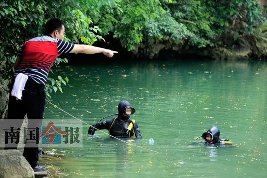 9日下午1时许，柳州市潜水运动队的两名队员在同伴的指挥下，潜入龙潭公园的雷潭中，经过一小时的搜寻后，将溺水老人打捞了上来。今报记者唐寅 摄