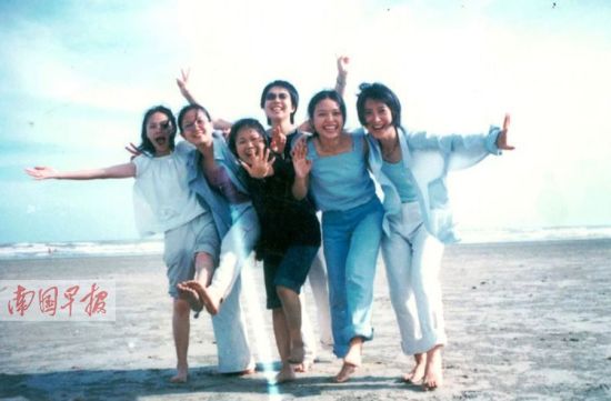王勇英(左前三)和大学同学在海边。图片由受访者提供