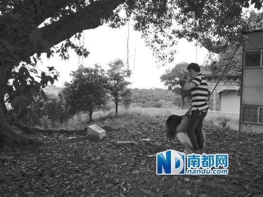 图为孩子的母亲在榕树下悼念自己的女儿。 南都记者 唐波 摄
