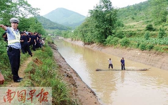 图为5月12日下午，救援人员在事发现场撑竹排搜救。记者 邓振福摄 