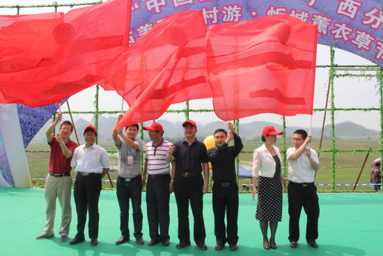 新浪、天涯、腾讯、桂林银行四方代表向大家展示“挖地主”主题宣传旗。图片来源：新浪广西