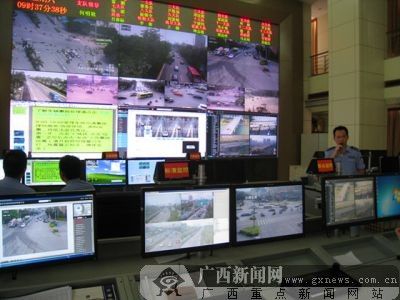 民警在介绍南宁“天网”实时监测设施的情况。广西新闻网实习生 林周恒 摄
