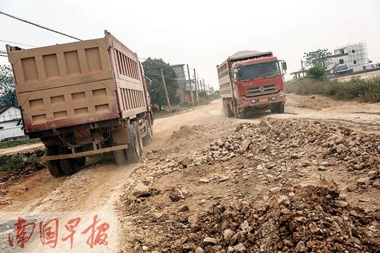 由于长期有大车经过，G322国道那海村路段的路面被压成了黄泥路。