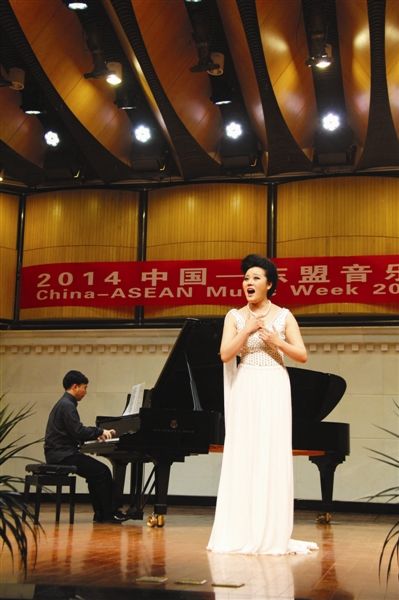 广艺青年教师刘璐在发布会上倾情演唱